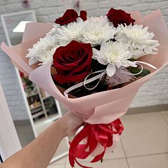 Букет с красными розами и белой хризантемой