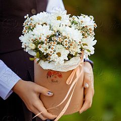 Шляпная коробка с хризантемами и ромашками