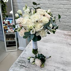 Свадебный букет из белых роз, гвоздик, эустомы и эвкалипта
