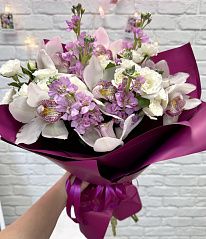 Букет с орхидеей, кустовой розой и матиолой