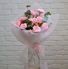 Мини-букет из кустовых розовых роз с эвкалиптом