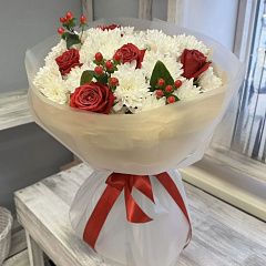 Букет красно-белый с гиперикумом
