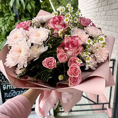 Сборный розовый букет из роз и хризантем
